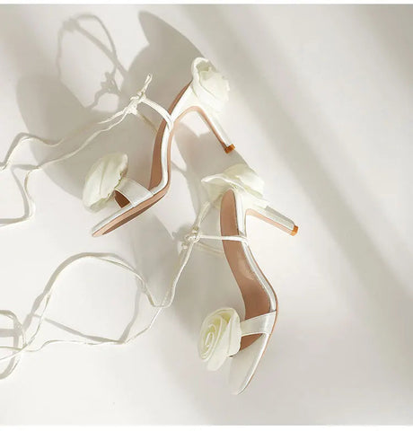 Sandalias de tacón alto blancas de primavera/verano para mujer, versátiles, de tacón fino y de moda, de lujo, de una sola línea. 