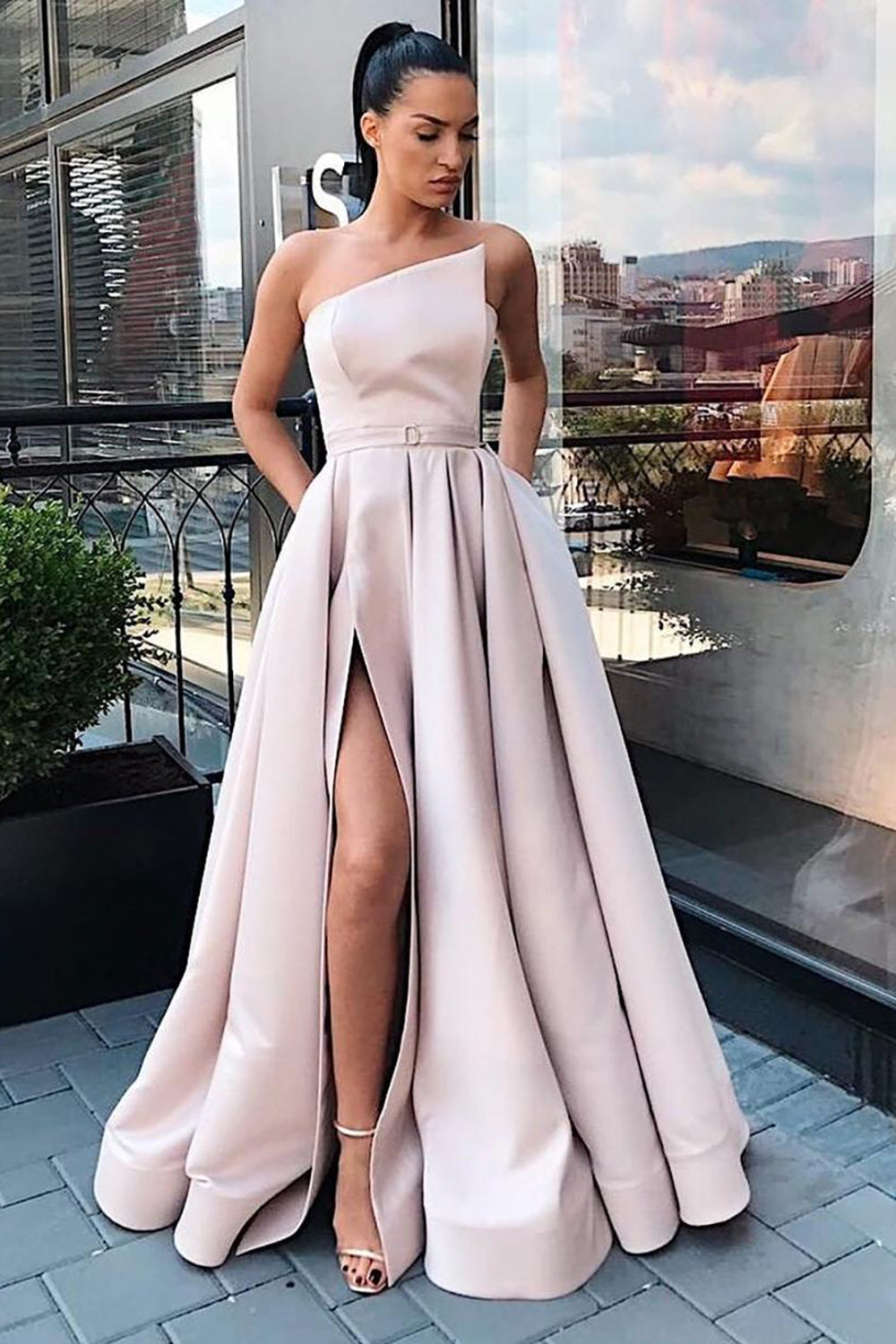Langes, trägerloses, blaues A-Linien-Abendkleid mit Schlitz