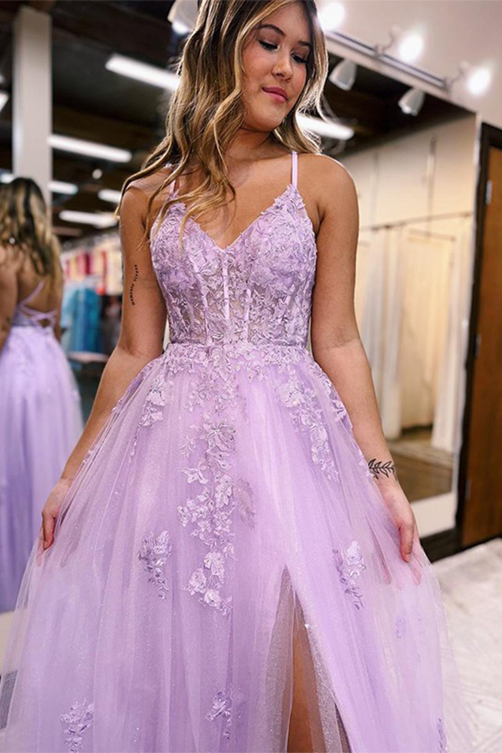 Langes, lilafarbenes A-Linien-Abendkleid mit Spaghettiträgern und Applikationen
