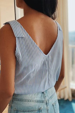 Camiseta sin mangas con cuello en V y rayas azul cielo 