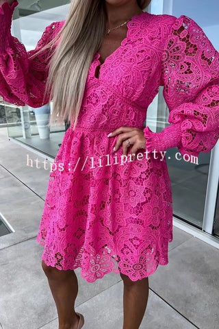 Vestido mini de lujo con mangas abullonadas, encaje de crochet floral y debut 