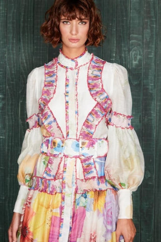 Vestido midi con volantes, cuello alto, mangas farol y cinturón con estampado floral 
