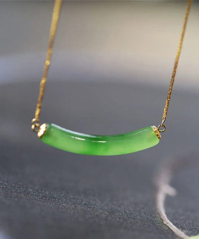 Elegante collar con colgante de jade dorado en plata de ley verde 