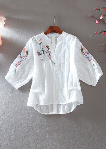 Camisa blanca sencilla con cuello en V, bordada, diseño bajo y alto, con mangas tipo brazalete 