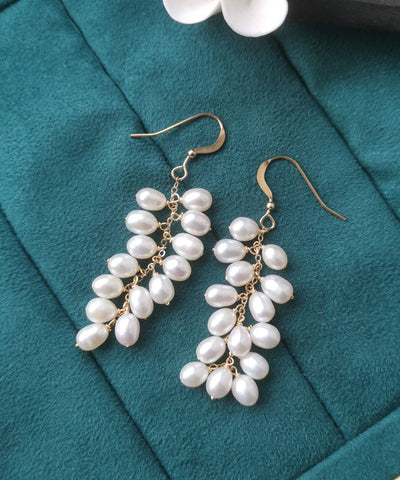 Pendientes colgantes con brochetas de uva y perla en oro blanco de 14 quilates 