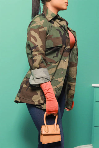 Cárdigan informal con estampado de camuflaje y cuello vuelto 