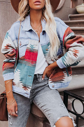 Chaqueta vaquera informal de manga larga con cuello vuelto, hebilla y patchwork con estampado urbano 