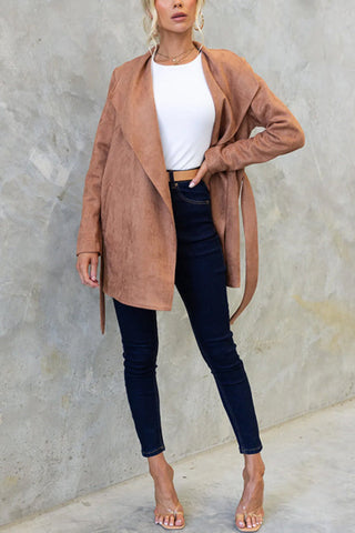 Mantel aus Wildlederimitat mit Kragen, offener Vorderseite und Gürtel