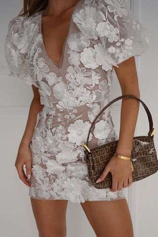 White Garden Gala – Minikleid mit Puffärmeln und bestickter Blumenapplikation 