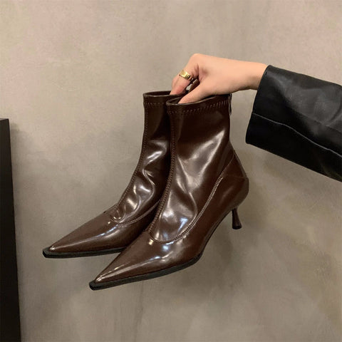 - Otoño e Invierno Nuevos Zapatos de Mujer Botas Cortas Francesas de Tacón Alto Puntiagudas Zapatos de Mujer Botas Delgadas de Felpa Botines Pequeños Coreanos 