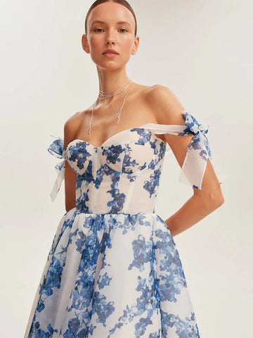 Vestido midi elegante de fiesta con tirantes finos y estampado floral en color azul cielo claro con corsé y corte en A 