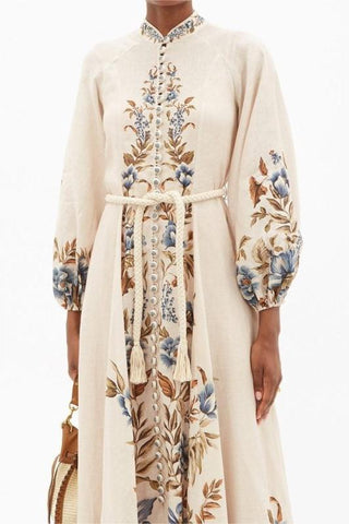 Vestido midi con cuello alto, mangas farol y cordones florales 