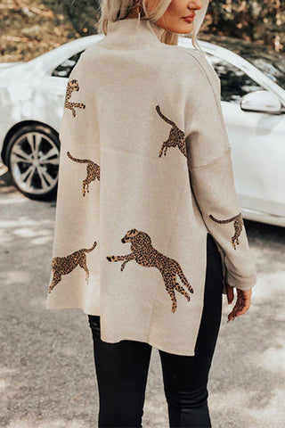 Suéter Meridress con cuello alto, abertura lateral y estampado de guepardo