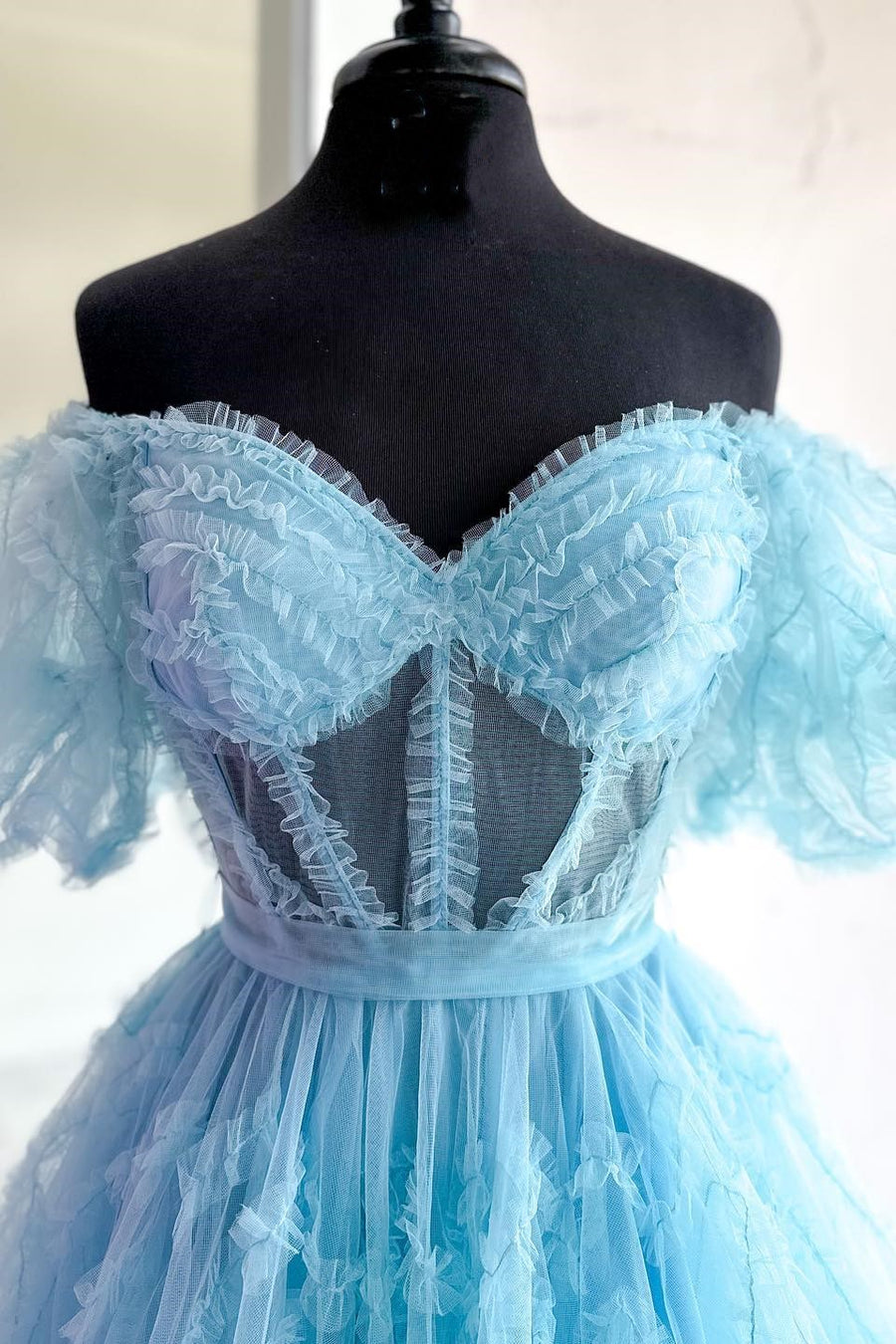 Ein schulterfreies Tüllkleid für den Homecoming-Ball