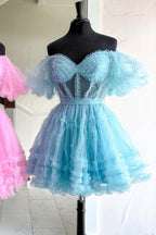 Ein schulterfreies Tüllkleid für den Homecoming-Ball