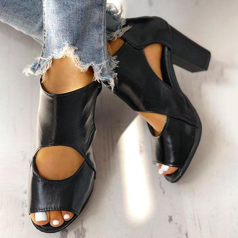 Schwarze Peep-Toe-Stiefeletten mit Cut-Outs und klobigem Blockabsatz 