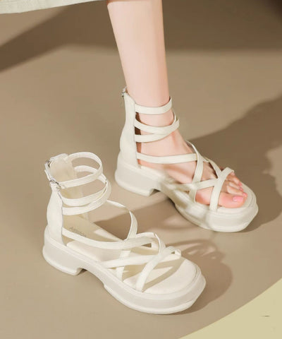 Nuevas sandalias romanas de tiras altas en beige con punta abierta 