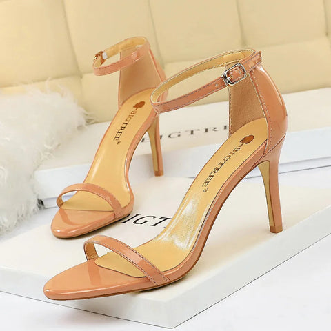 Sandalias de verano de estilo europeo con tacones súper altos y punta abierta de charol, tacones sexis para discoteca para mujer 