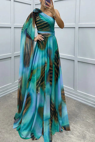 Vestido largo con mangas drapeadas y un hombro con detalle floral y estampado único de Lucia