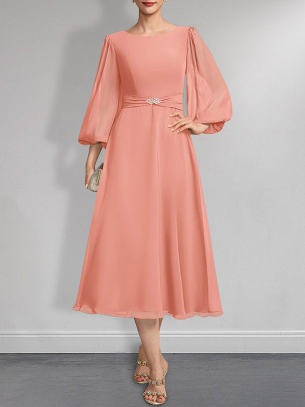 A-Linien-Chiffonkleid in Teelänge für die Mutter der Braut mit Kristallbrosche und Falten