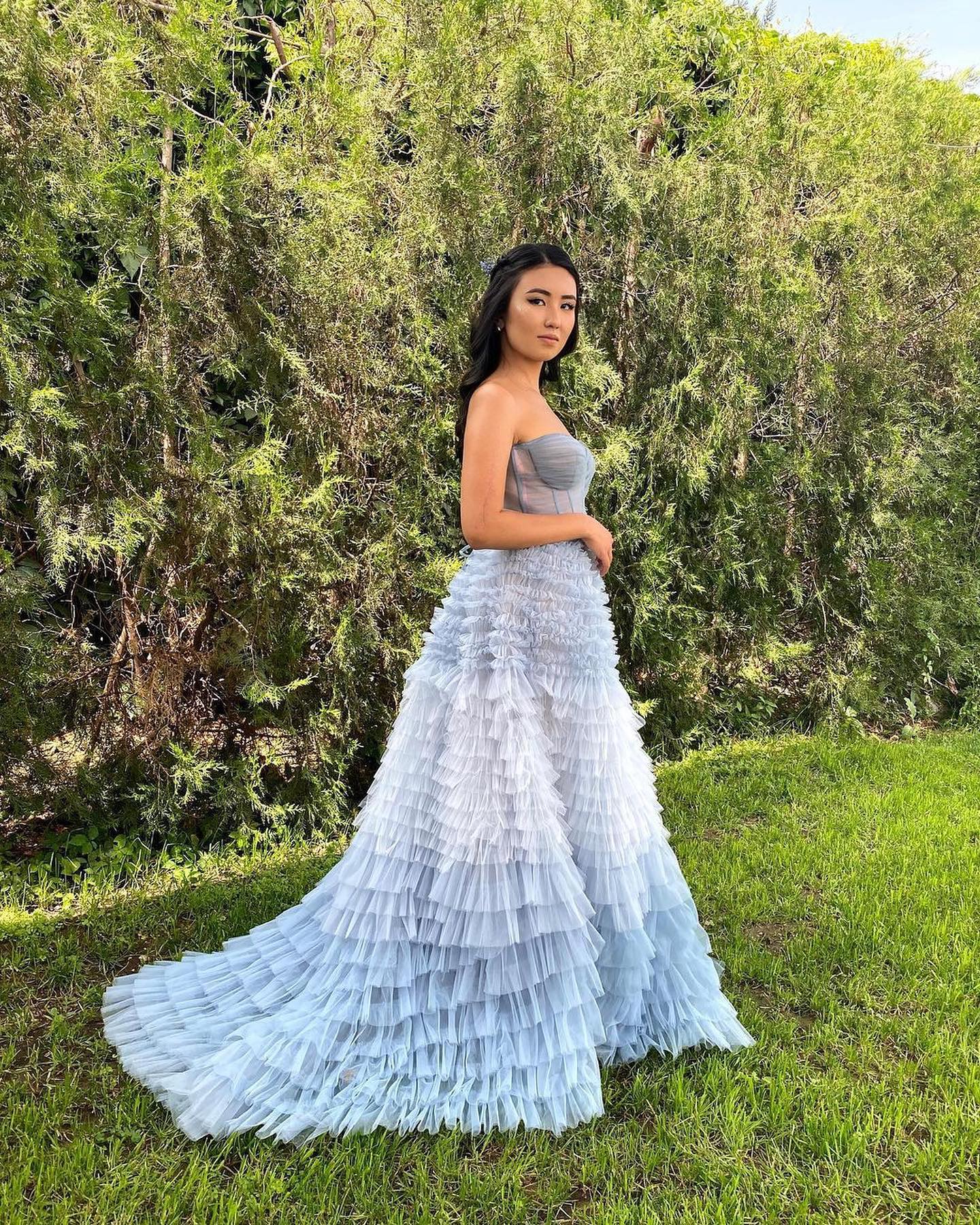 Langes, gestuftes Tüll-Abendkleid mit A-Linien-Ausschnitt und Rüschen