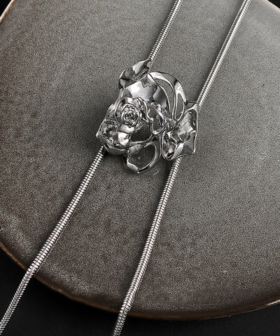 Collar con colgante de rosa de seda fina de aleación de plata esterlina que se puede tirar 