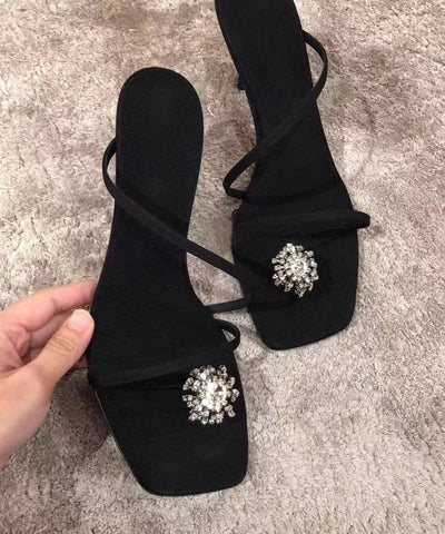Zapatillas negras de tacón alto de piel sintética con elegantes detalles de circonitas 