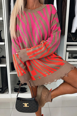 Suéter Meridress con cuello redondo, dobladillo deshilachado y estampado geométrico