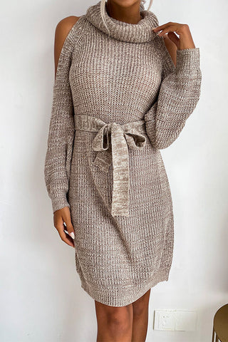 Vestido tipo suéter con cuello alto, hombros descubiertos y cinturón de Meridress