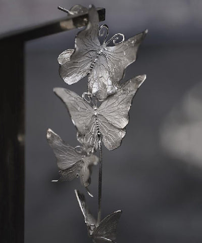 Einzigartige asymmetrische Schmetterlings-Tropfenohrringe aus weißem Sterlingsilber mit Emaille 