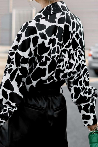 Blusas elegantes con cuello vuelto y estampado en contraste 