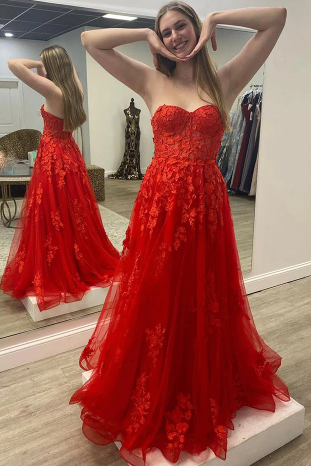 Langes, rotes A-Linien-Abendkleid mit herzförmigem Ausschnitt und Applikationen