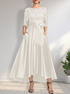 A-Linien-Kleid mit asymmetrischem Ausschnitt, Illusion-Effekt, Satinspitze und Schleife für die Mutter der Braut