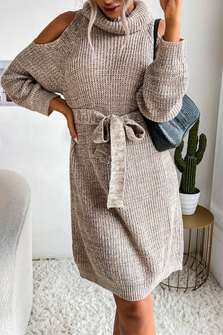 Vestido tipo suéter con cuello alto, hombros descubiertos y cinturón de Meridress