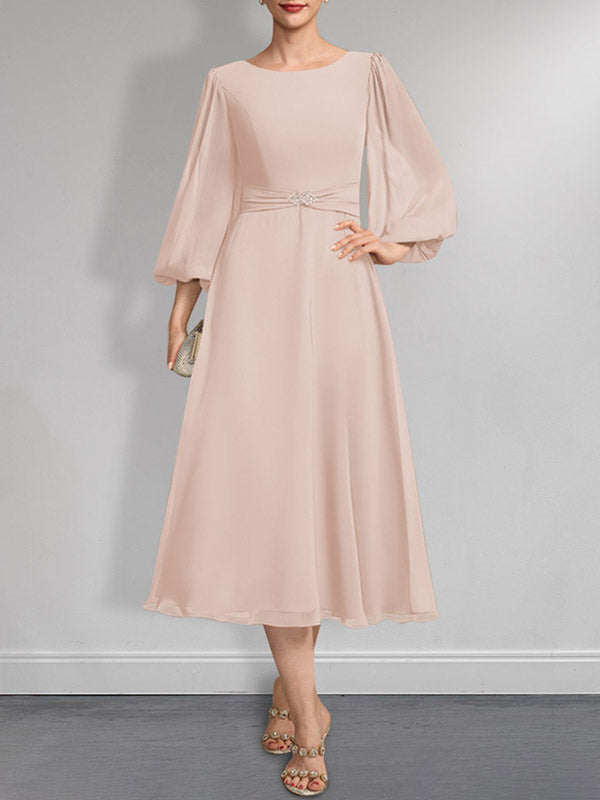 A-Linien-Chiffonkleid in Teelänge für die Mutter der Braut mit Kristallbrosche und Falten