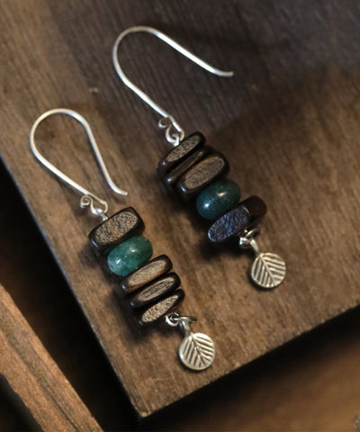 Feine Seiden-Ohrhänger aus Sterlingsilber mit Jadeblättern