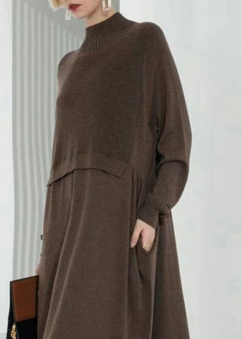 Vestido tipo suéter de punto de lana lisa con cuello de tortuga y patchwork de color chocolate bohemio y manga larga 