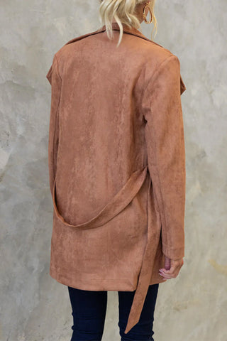 Mantel aus Wildlederimitat mit Kragen, offener Vorderseite und Gürtel