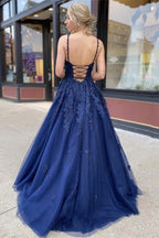 Langes, blaues Ballkleid mit Applikationen