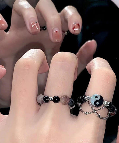 Schickes zweiteiliges Set mit Ringen in Farbblock-Optik und Edelsteinperlen 