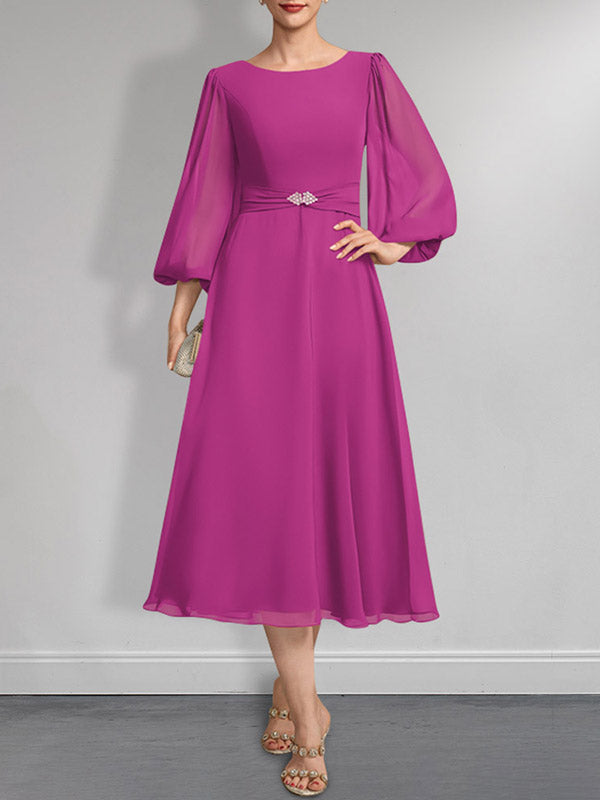 A-Linien-Chiffonkleid in Teelänge für die Mutter der Braut mit Kristallbrosche und Falten