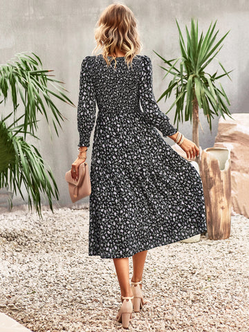 Vestido midi informal de manga larga con cuello joya y estampado floral 