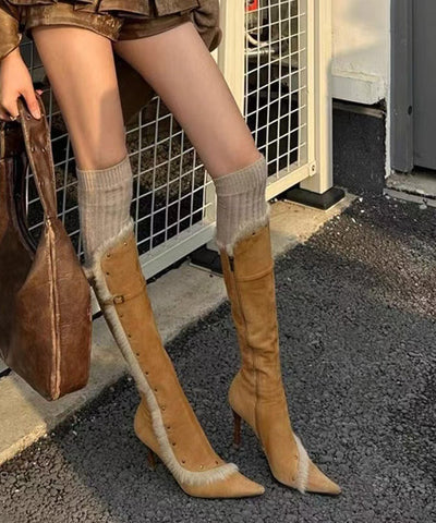 Feine Spleiß-Stiletto-Stiefel aus gelbem Wildleder mit flauschiger Wolle gefüttert und spitzer Zehenpartie 