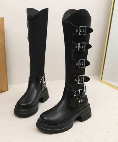 Stilvolle schwarze Stiefel mit Gürtelschnalle und klobigem Absatz 