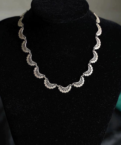 Collar único de encaje de plata de ley con retazos de seda y huecos 