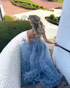 Langes, gestuftes Tüll-Abendkleid mit A-Linien-Ausschnitt und Rüschen