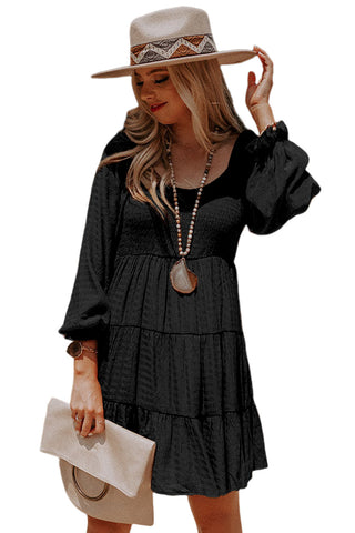 Vestido mini negro con mangas de obispo y fruncido en capas 