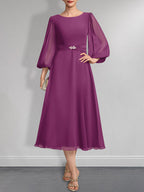 A-Linien-Chiffonkleid in Teelänge für die Mutter der Braut mit Kristallbrosche und Falten