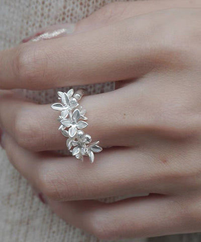 Stilvolle offene Ringe mit Blumenmuster aus weißer Legierung 