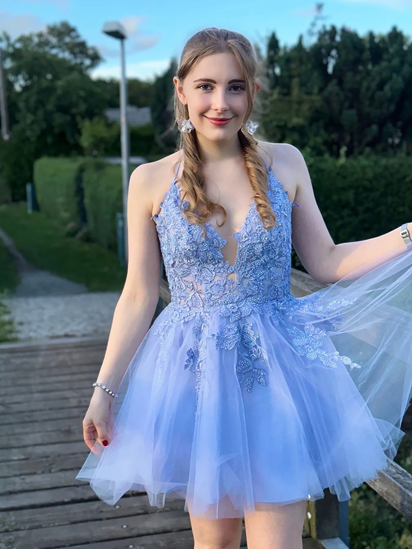 Vestido corto de fiesta de tul color rubor con apliques y corte en A